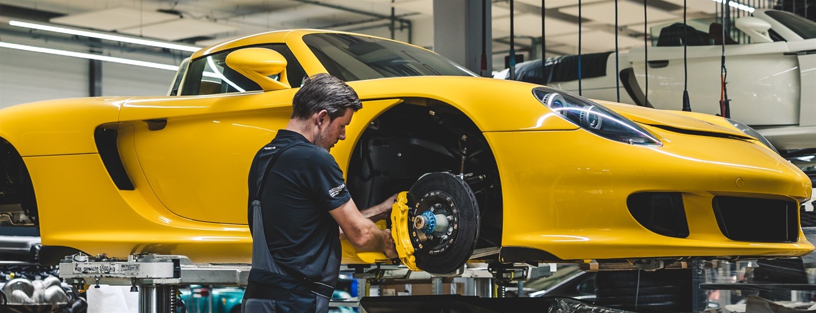 Youngtimer monteur Porsche Classic Center.